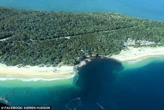 В австралийском Квинсленде ушла под воду часть популярного среди туристов пляжа